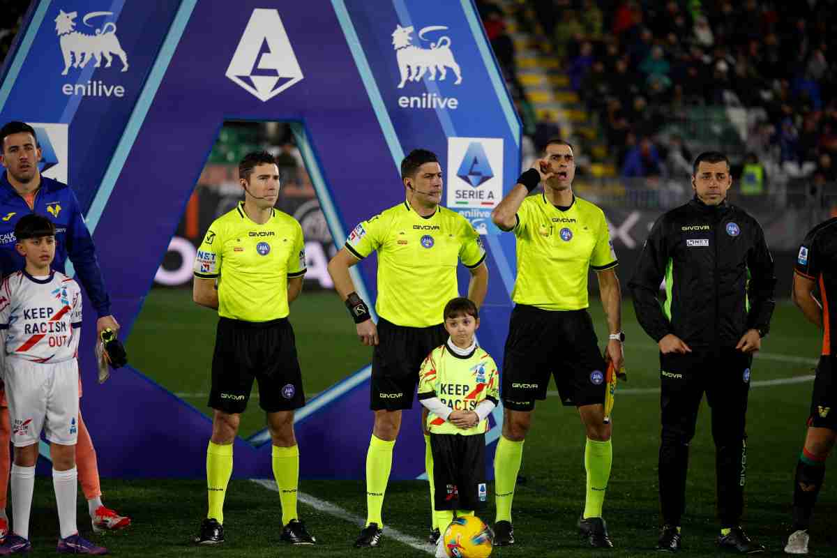 Cambiano le regole nel calcio: la FIFA dice addio ai "casi Bastoni" e modifica anche il VAR