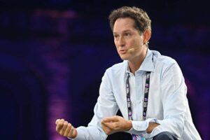 Ferrari, Elkann scuote il team: "Responsabilità e determinazione per tornare grandi"