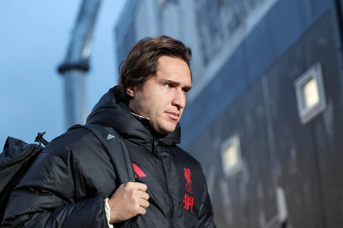 Chiesa torna subito al Liverpool: scoppia la polemica, tifosi furiosi dopo le parole di Slot